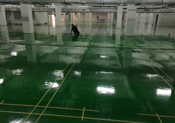 車(chē)庫(kù)地面鋪什么好？防滑又耐用